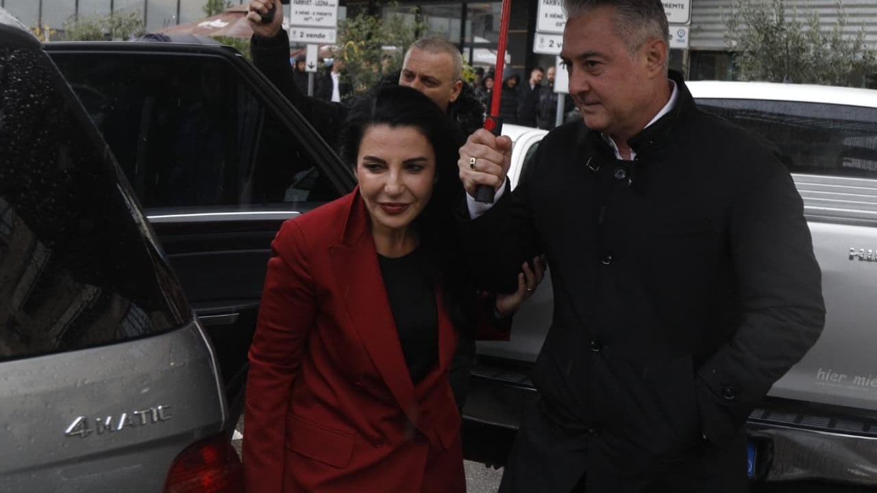 Zbardhet debati me dyer të mbyllura në GJKKO. Prokurori i SPAK: Pezullim i zv.kryeministres sepse rrezikon të largohet. Balluku: Jam e hapur për hetime