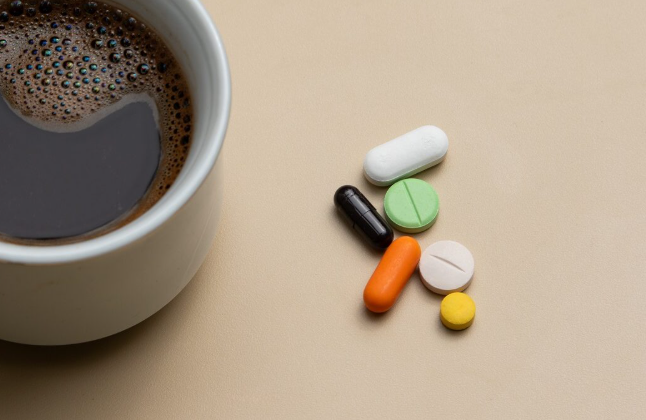 Zbuloni ilaçet që nuk duhet t’i kombinoni kurrë me kafenë