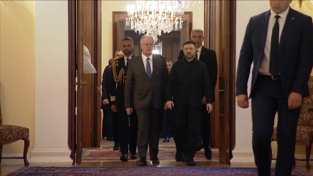 Zelensky në Athinë për gazin: Moska dhe Kievi mund të shkëmbejnë robër së shpejti