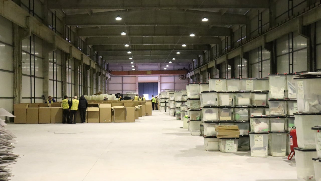 Zgjedhjet lokale në pesë Bashki/ KQZ nis përgatitjet për ditën e diel, shpërndahen materialet zgjedhore