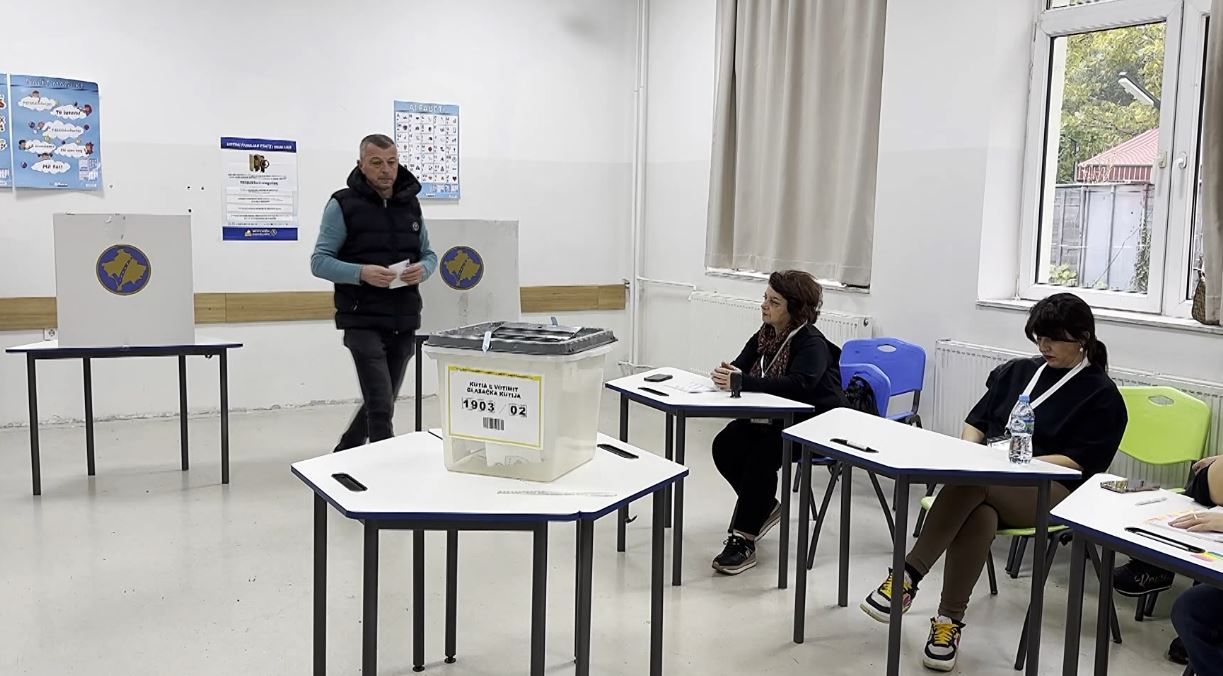 Zgjedhjet në Kosovë: Pa fitues absolut, pjesëmarrja e ulët si sinjal për partitë
