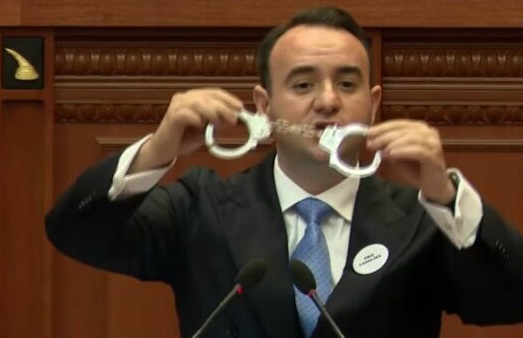 “Zgjohuni sa s’është vonë”/ Balliu “tund” prangat në foltoren e Kuvendit: Po luftoni të mbushni xhepat e…