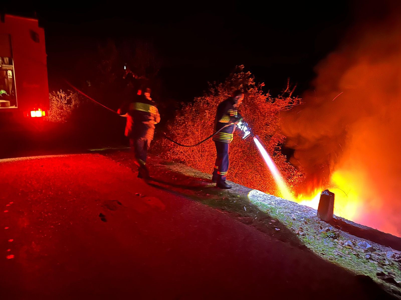 Zjarr i madh nga djegia e gomave në Fushë Milot bllokon qarkullimin e mkinave