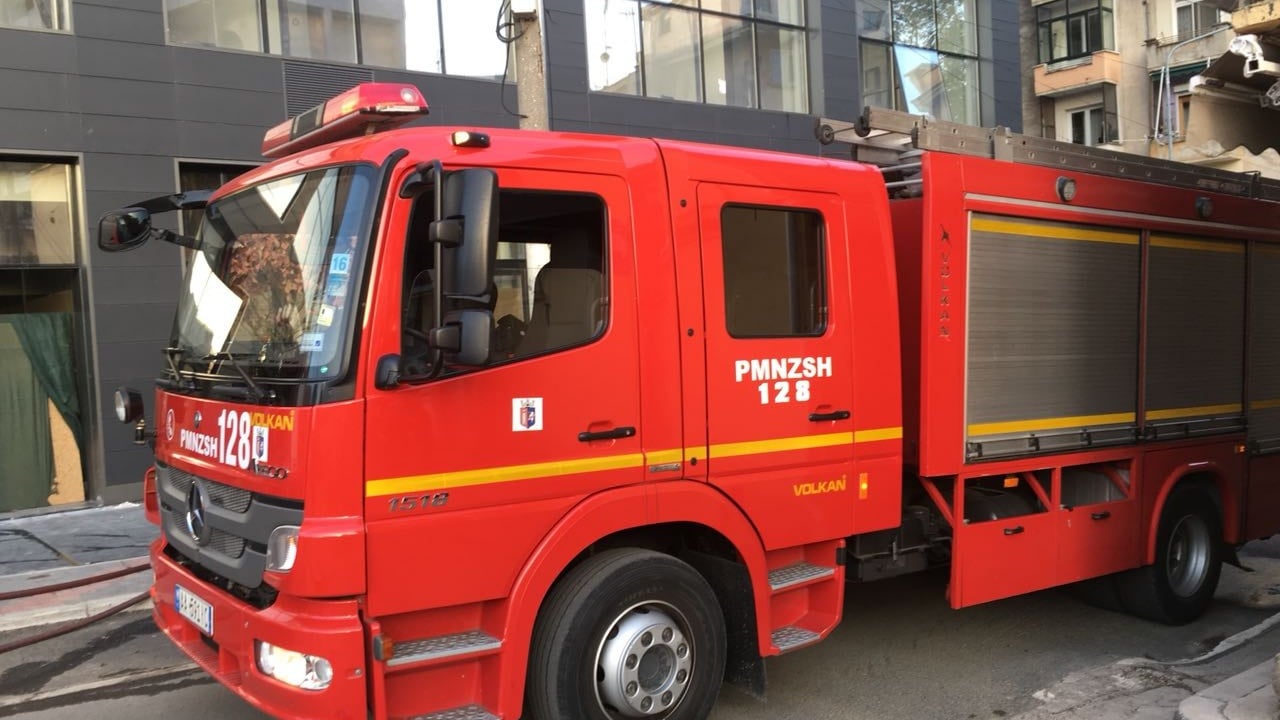 Zjarr në orët e para të mëngjesit në Sarandë, shkrumbohet lokali i drurit