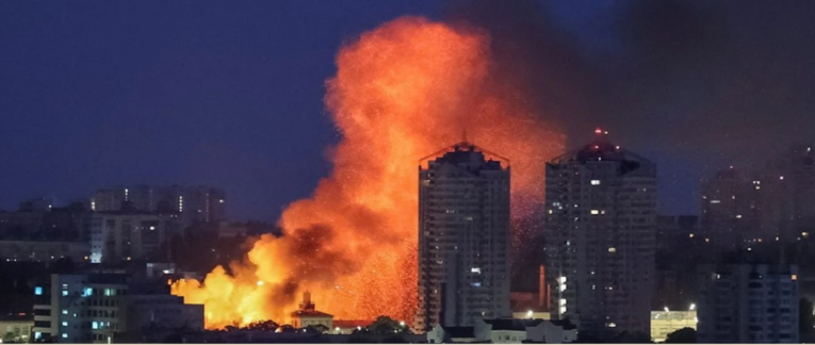 Zjarre masive në qytetin port rus pas sulmit me dron ukrainas