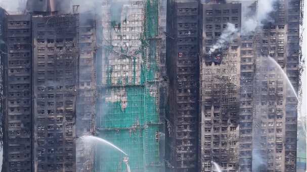 Zjarri katastrofik në Hong Kong, 55 viktima dhe 270 të zhdukur