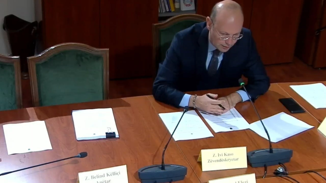 Zv.kryeministrja u pezullua nga detyra/ Kaso debat me Xhafajn: Po refuzon të japë dorëheqjen. Socialisti: Më në fund edhe ti i thua SPAK e jo SKAP