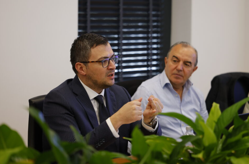 Zyrtarët e UEFA-s bëjnë takim me ekspertët e FSHF, zbulohet se cila ishte biseda mes tyre