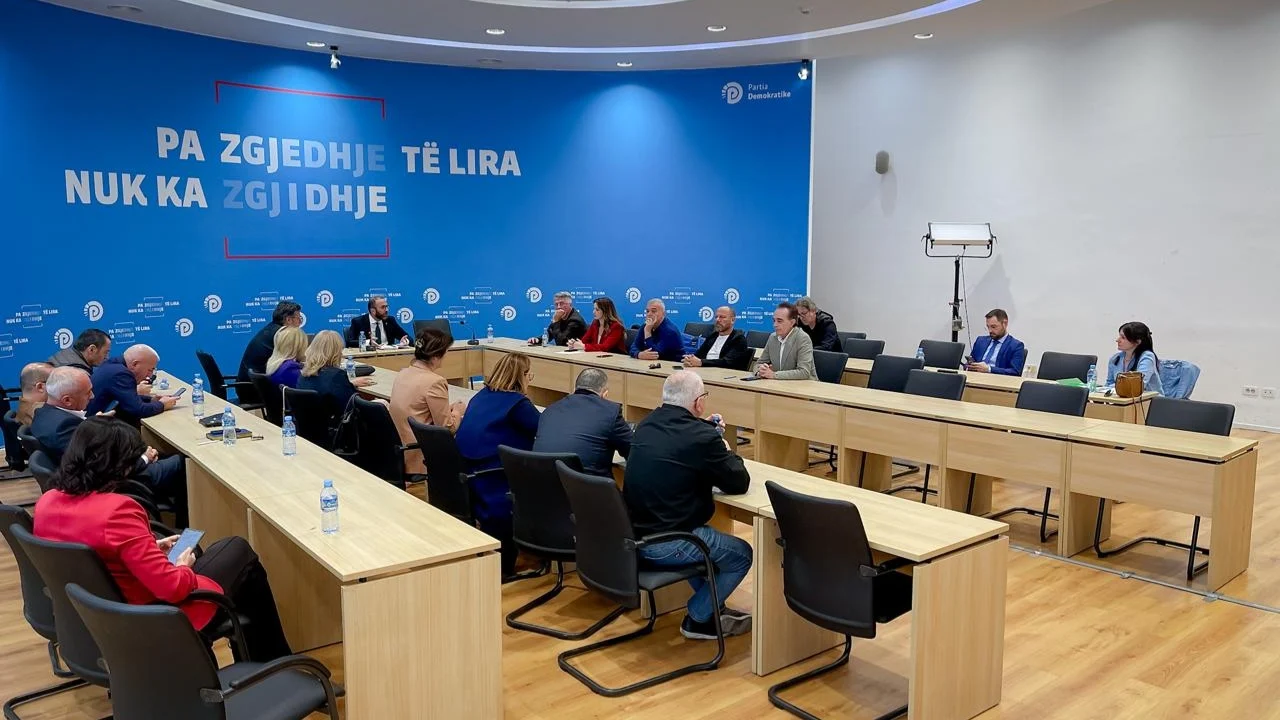 Zyrtari i selisë blu: PD të pastrohet nga demokratët që marrin tendera tek Rama