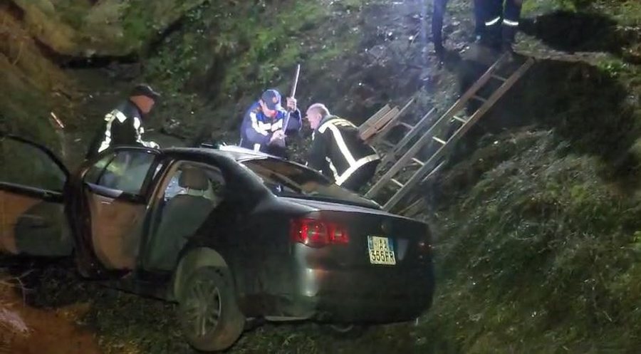 12-vjeçari në Tiranë merr makinën e të atit dhe përfundon jashtë rruge, dy të plagosur