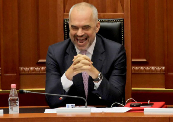 20 kampe me azilantë në disa qytete, Paloka: Skandal, projekti i Ramës është shpopullimi i vendit