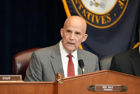 “200 mijë çështje të bllokuara”, kongresmeni amerikan: Reforma në drejtësi po dështon t’u japë shqiptarëve drejtësi të paanshme