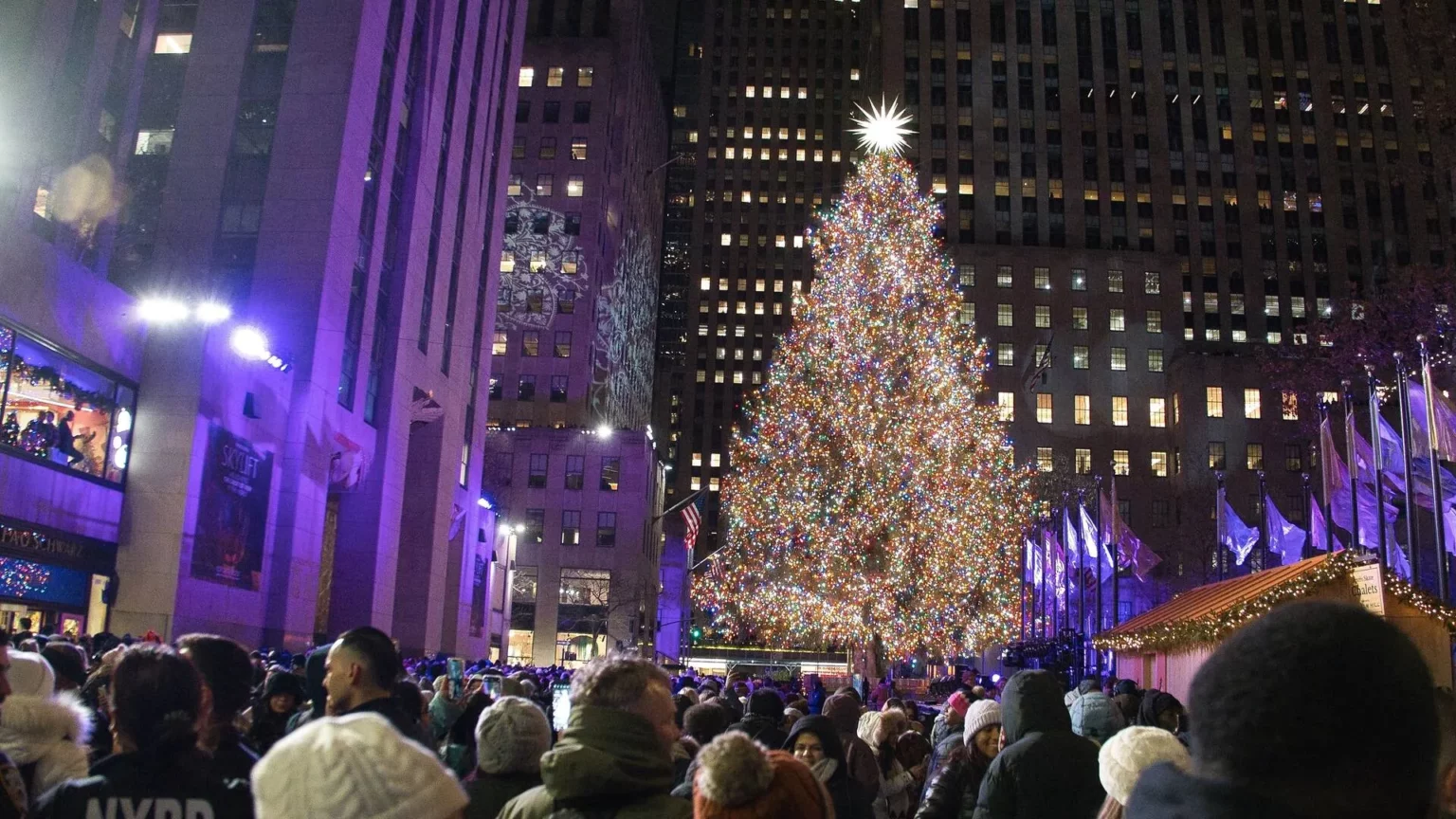 50 mijë drita LED dhe një yll mbi 400 kg/ Ndizet Pema e Krishtlindjeve e Qendrës Rockefeller në Manhatan