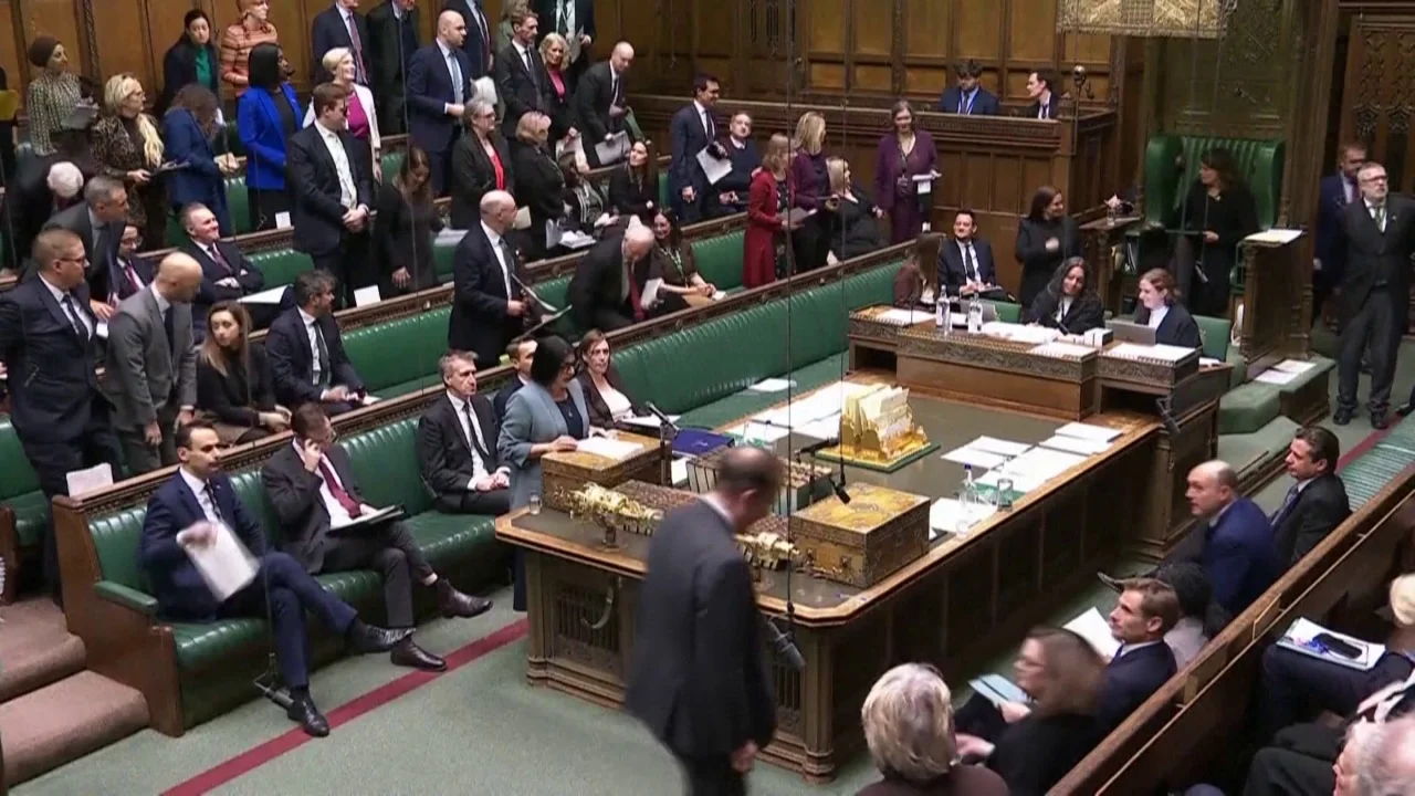 700 familjeve shqiptare u kërkohet të largohen vullnetarisht nga Anglia/ 3 mijë paund për të lënë vendin. Kërkesa nga..