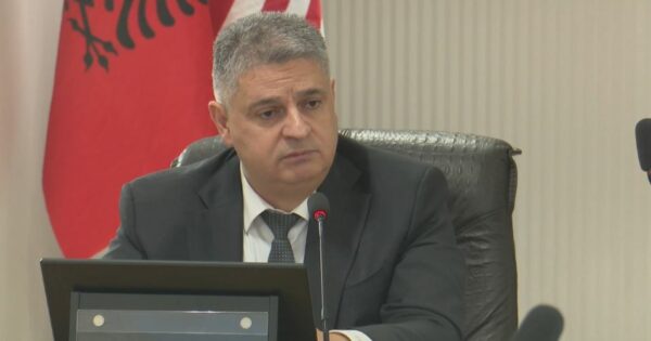 “A do ma zgjidhnit një hall personal?”, Xholi i përgjigjet pyetjes me spec të anëtares së KLP:Do ju jepja një kafe dhe…