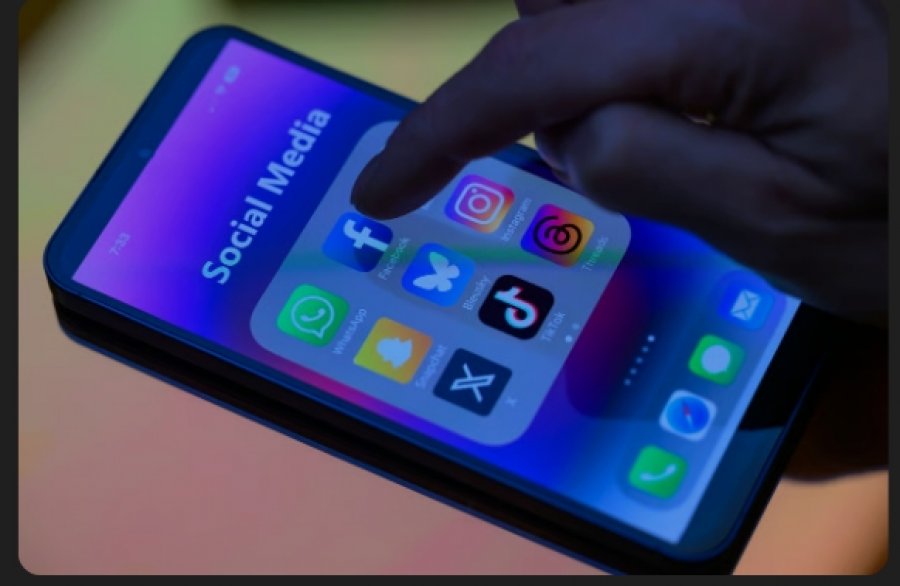 A do t’i ndalojë BE-ja mediat sociale për adoleshentët?