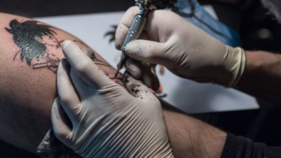 A shkaktojnë tatuazhet kancer të lëkurës? Hulumtimet e reja sugjerojnë një lidhje të mundshme