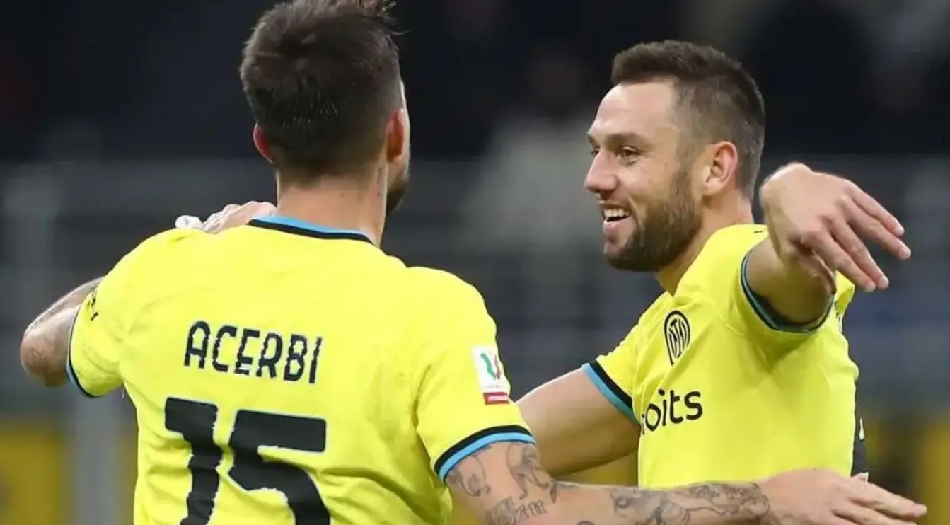 Acerbi dhe De Vrij e mbyllën ciklin e tyre, Inter e gjen zgjidhjen te… Barcelona