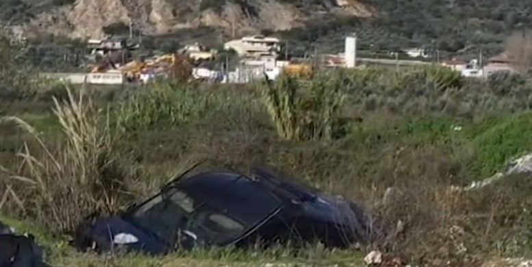 Aksident/ Furgoni i FNSH përplaset me një makinë tjetër dhe bie në kanal, dy efektivë përfundojnë në spital