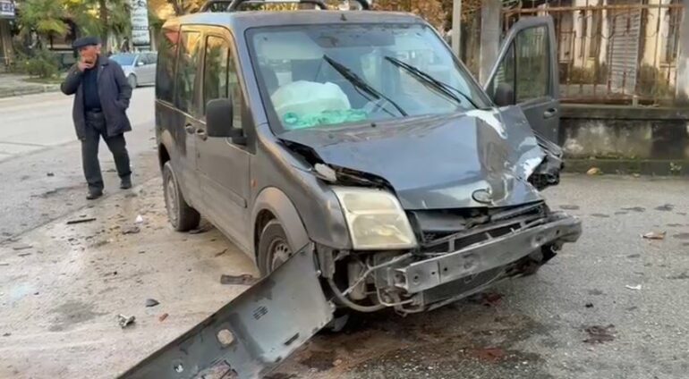 Aksident i rëndë në Fier/ Automjeti përplas fugonin e parkuar, raportohet një i plagosur