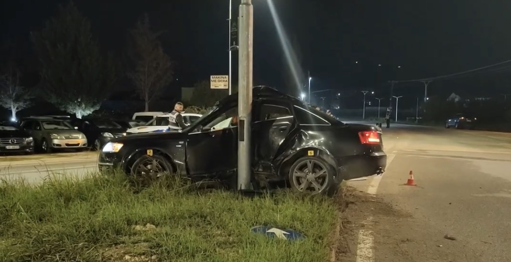 Aksident i rëndë në Lushnjë, Audi përplaset me shtyllën; drejtuesi në gjendje kritike