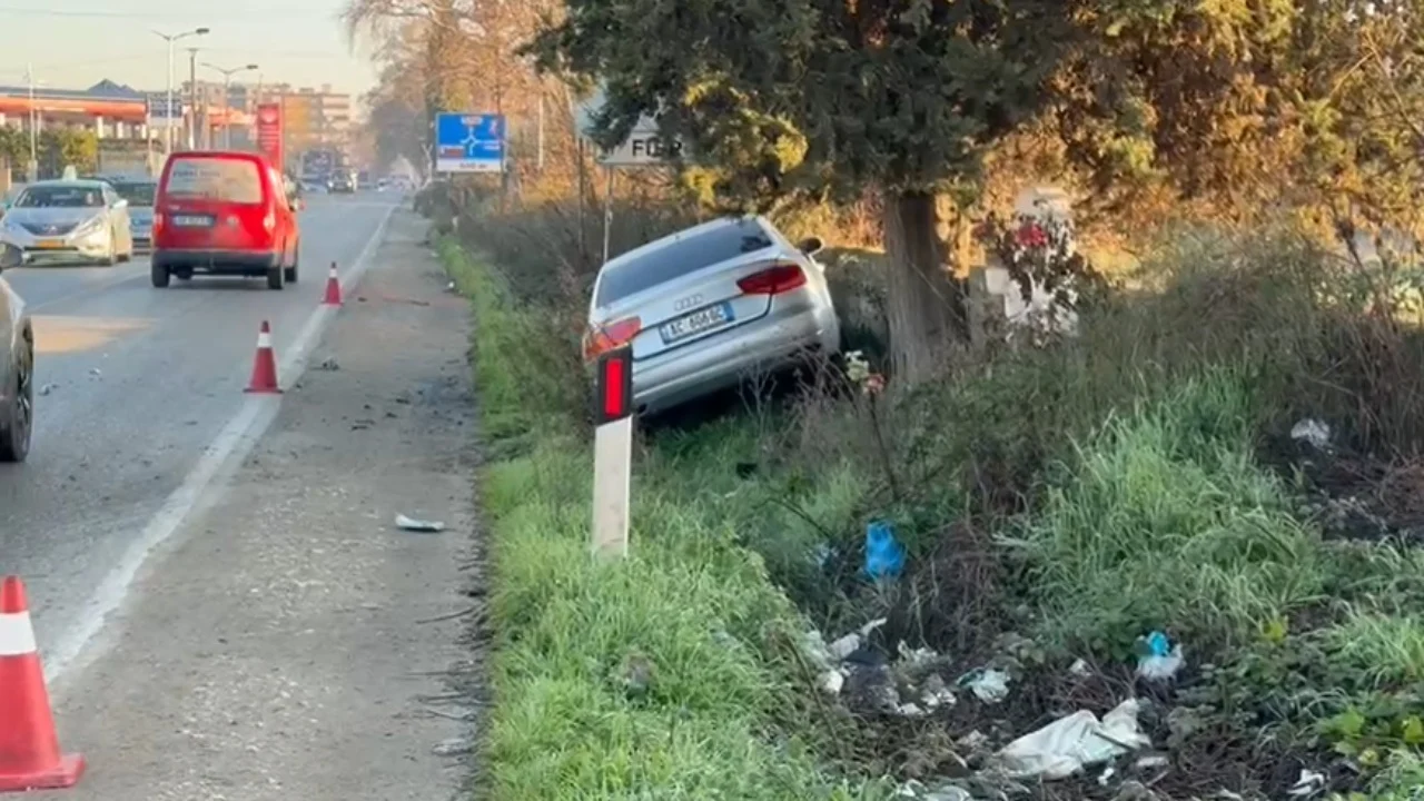 Aksident në aksin Fier-Levan, autobusi përplaset me makinën dhe përfundon në kanal