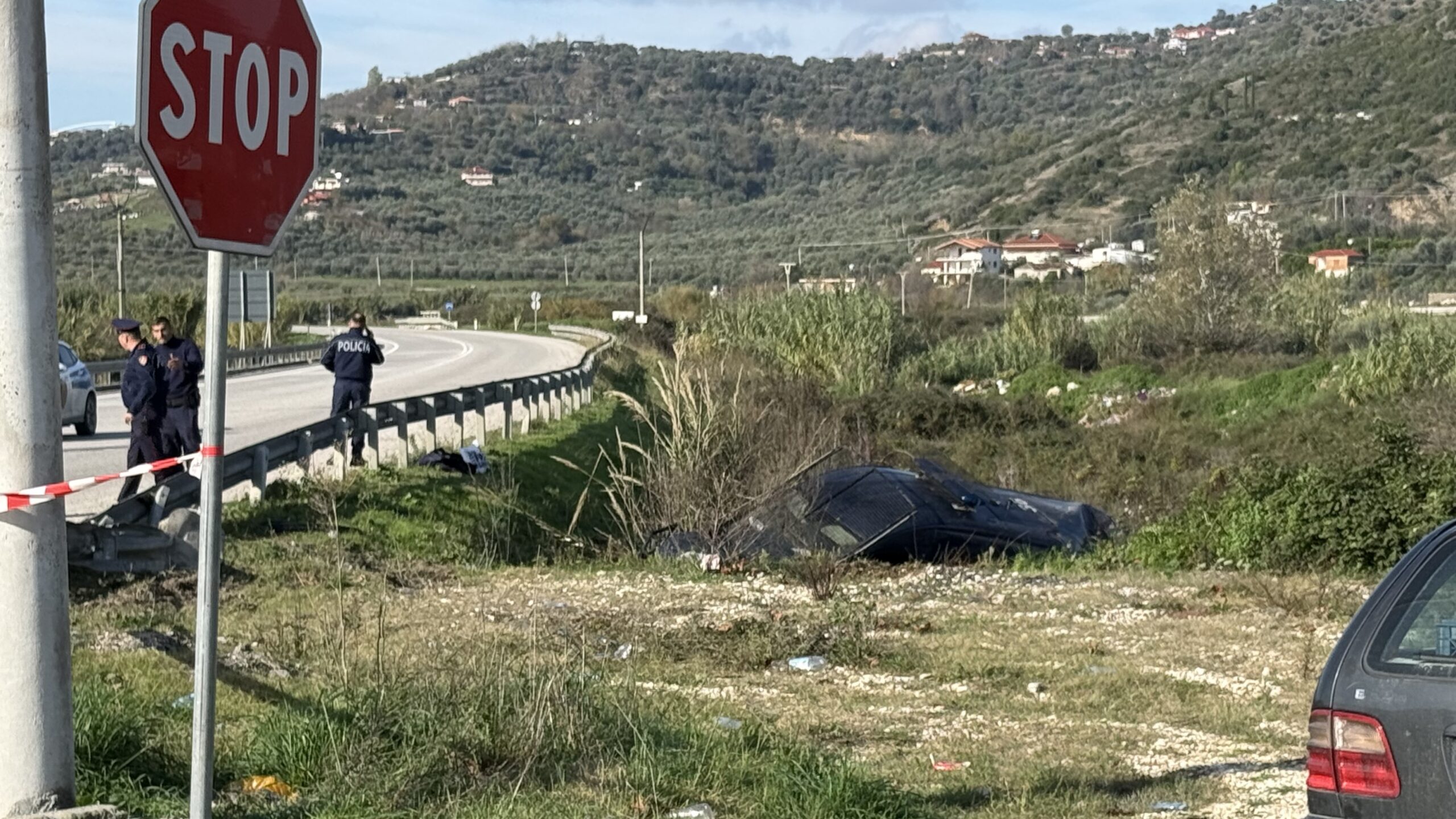 Aksident në aksin Levan–Tepelenë, përplaset furgoni i FNSH me një automjet tjetër