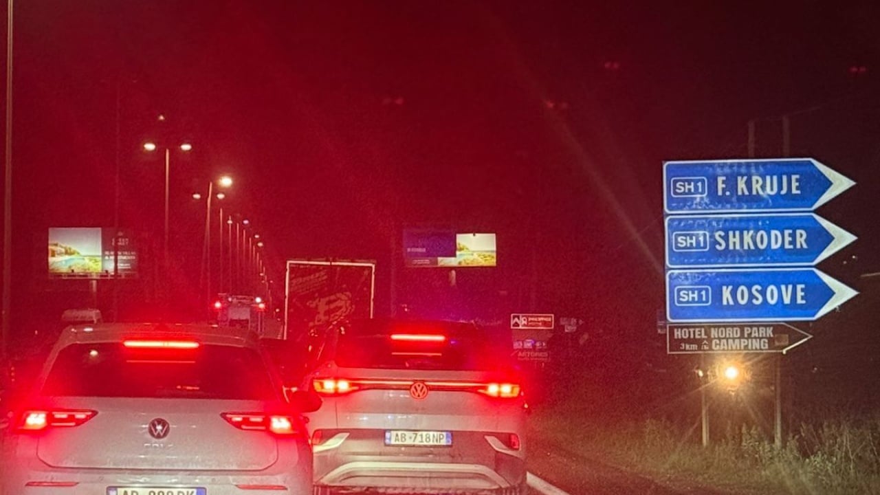Aksident në autostradën Tiranë-Durrës, policia dhe ekipet e emergjencës në vendngjarje