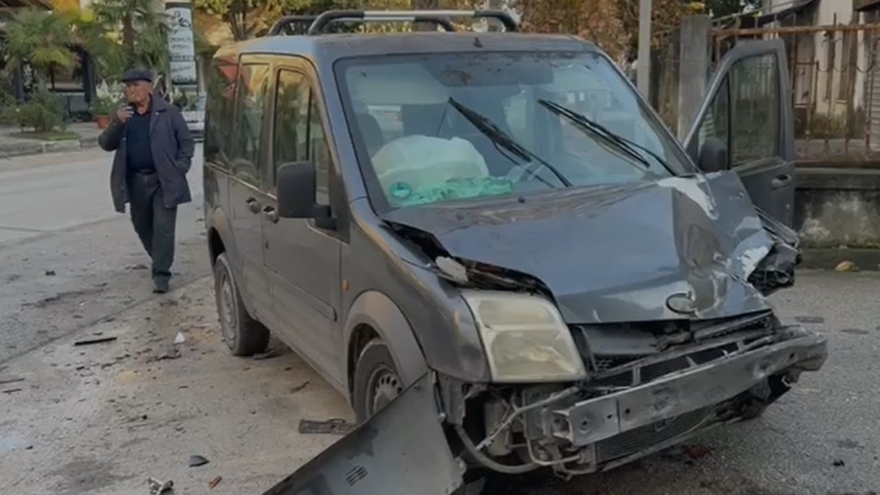 Aksident në Fier, humb kontrollin mbi mjetin dhe përplaset me një makinë të parkuar, lëndohet shoferi