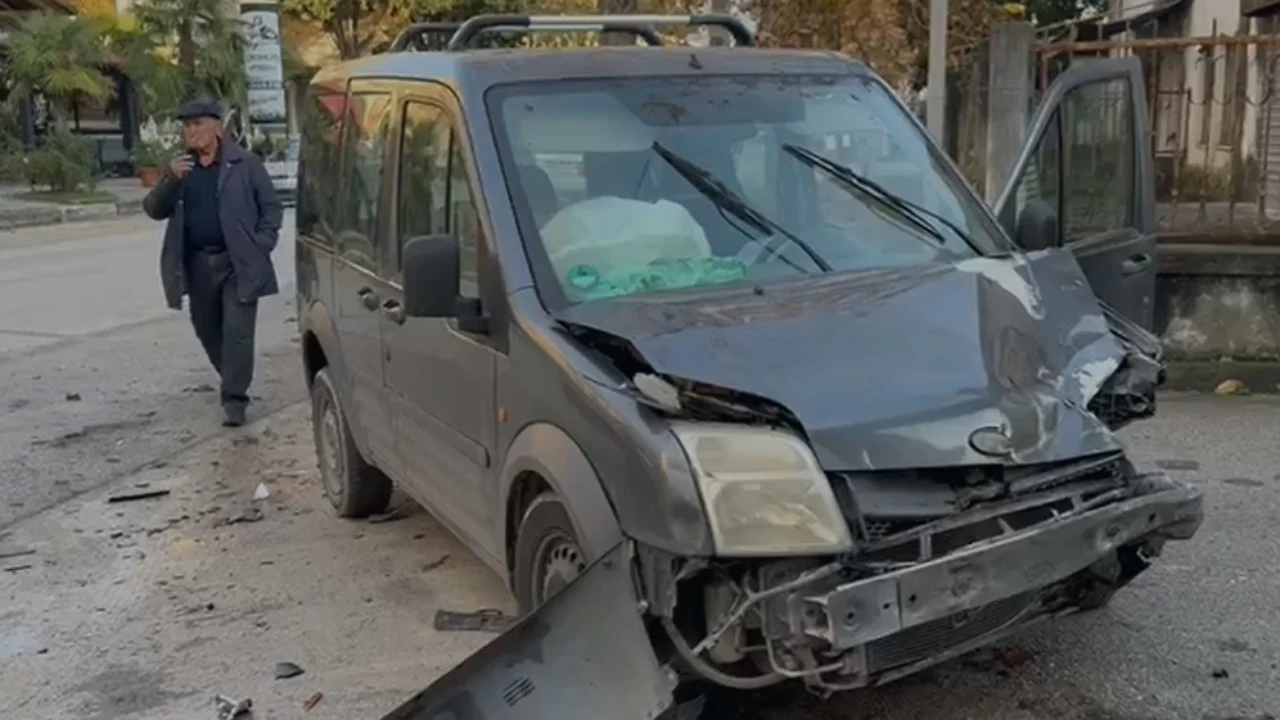 Aksident në Fier: Makina del nga kontrolli dhe godet një automjet të parkuar