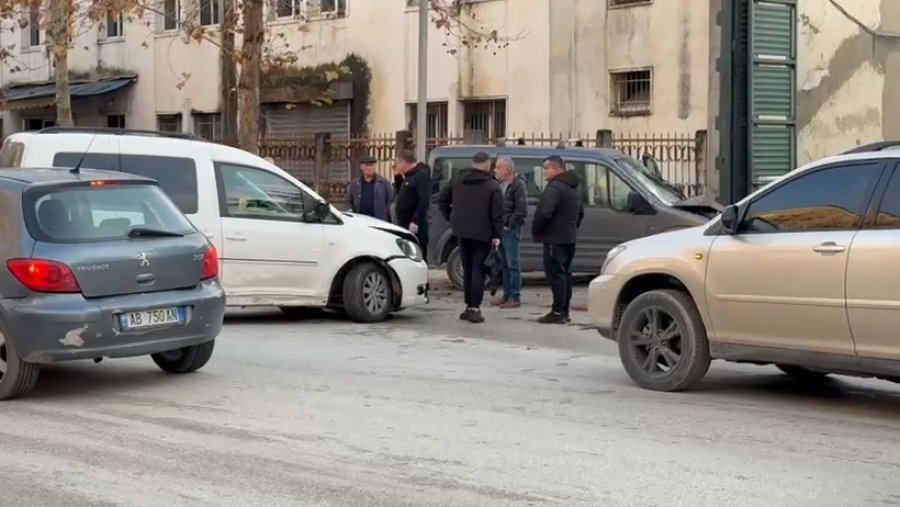 Aksident në Fier, makina përplaset me mjetin e parkuar, shoferi në spital