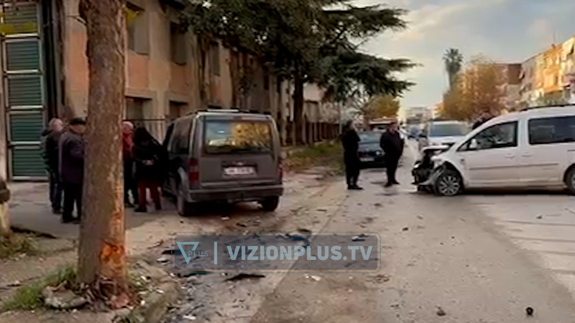 Aksident në Fier/ Shoferi humb kontrollin mbi mjetin dhe përplaset me një makinë të parkuar, një i lënduar