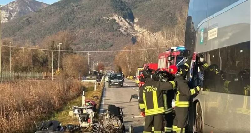 Aksident në Itali/ Makina përplaset me autobusin, vdes shoferi, plagosen disa studentë