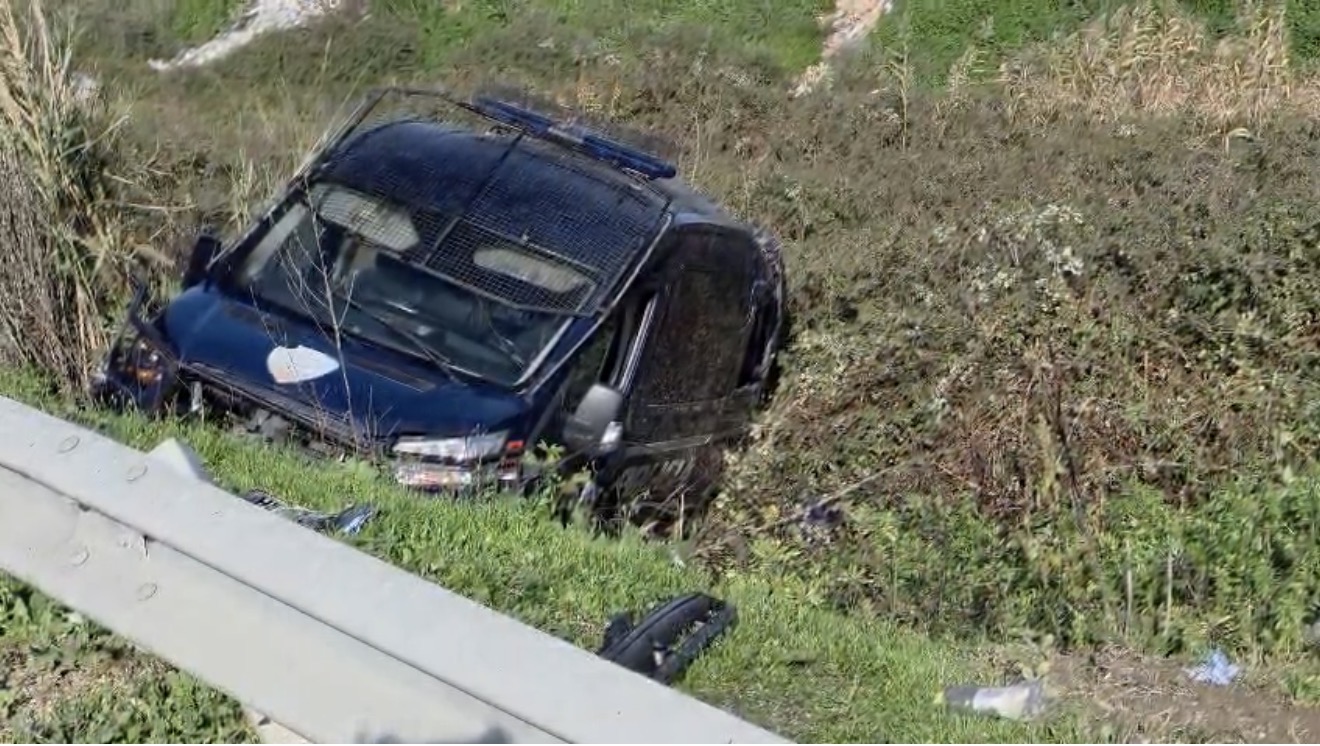 Aksident në “Kryqëzimin e Cakranit”, 4 të lënduar, përplaset mjeti civil me automjetin e FNSH-së Fier