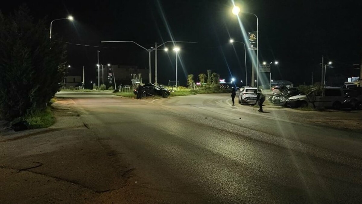 Aksident në Lushnjë/ Automjeti përplaset me shtyllën e ndriçimit në dalje të qytetit, drejtuesi në gjendje të rëndë