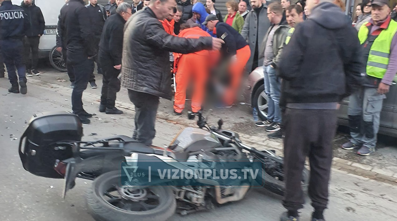 Aksident te “5 maji”, makina përplas motorin, lëndohet adoleshenti