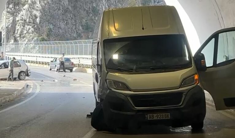 Aksident te “Ura e Vashës” në rrugën e “Arbrit”, një makinë përplaset me furgonin