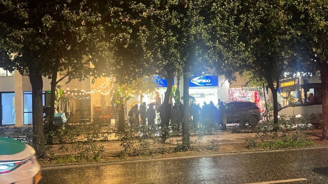 Aksident tek Bulevardi Zogu i Parë, makina përplas motorin