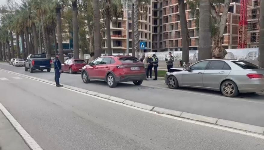 Aksident zinxhir në Lungomaren e Vlorës/ Përfshihen tre automjete, një vajzë dërgohet në spital