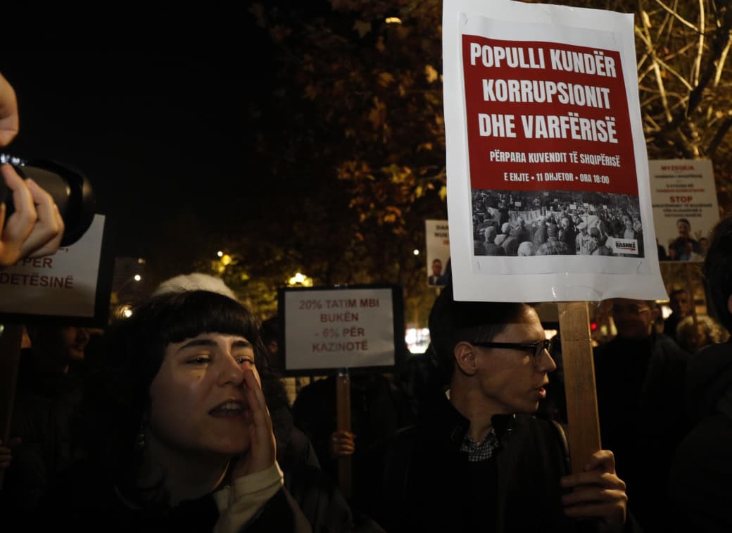 Aktivistë të lëvizjes “Bashkë” protestë para Kuvendit kundër Ramës dhe buxhetit 2026: “Taksoni dhjamin, jo djersën”
