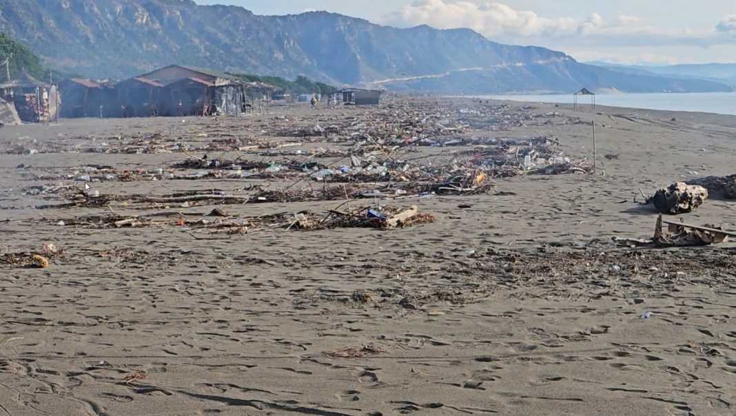 Alarm mjedisor në Shkodër/ Bregdeti i Velipojës, mbushet me tonelata mbetje plastike