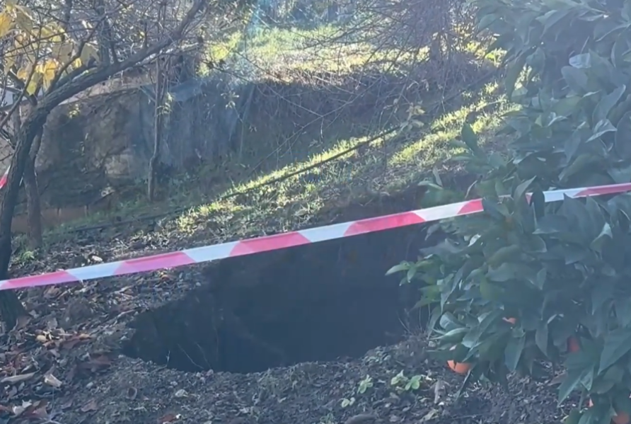 Alarm në Belsh/ Banorët ngrenë shqetësimin, hapet një tjetër gropë karstike në Dumre