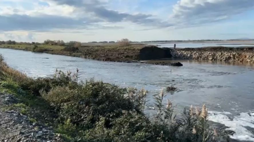 Alarm për përmbytje në Lezhë/ Çahet argjinatura e lagunës së Vainit