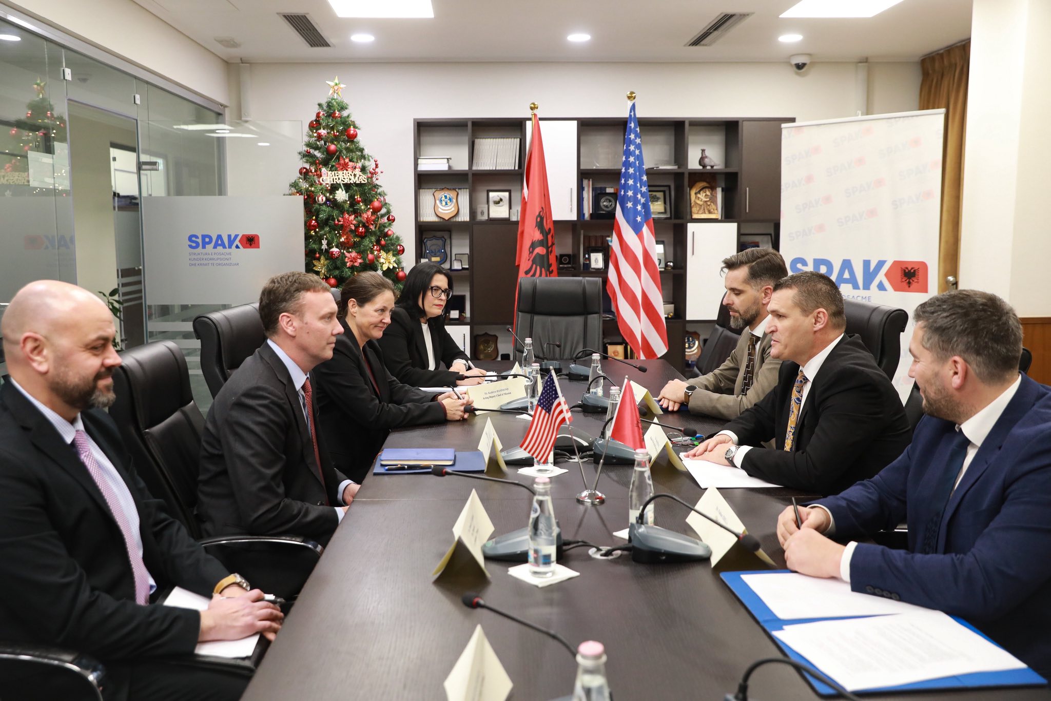 Altin Dumani pret në SPAK zyrtarin e lartë amerikan. SHBA vlerëson punën e tij kundër krimit dhe korrupsionit