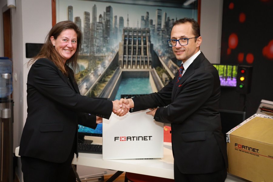 Ambasada e SHBA dhuron pajisje të avancuara për forcimin e sigurisë kibernetike në Shqipëri