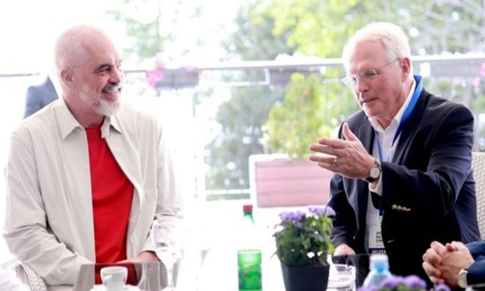 “Ambasadorët e SHBA në vendin tonë janë Perëndi”/ Rama lavdëron punën e Christopher Hill