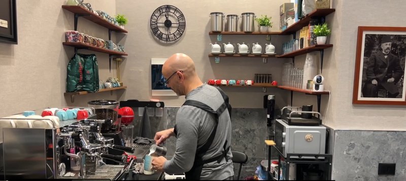 Amerikanët hapin barin “1912” në Vlorë, të mahnitur nga historia dhe mikpritja shqiptare