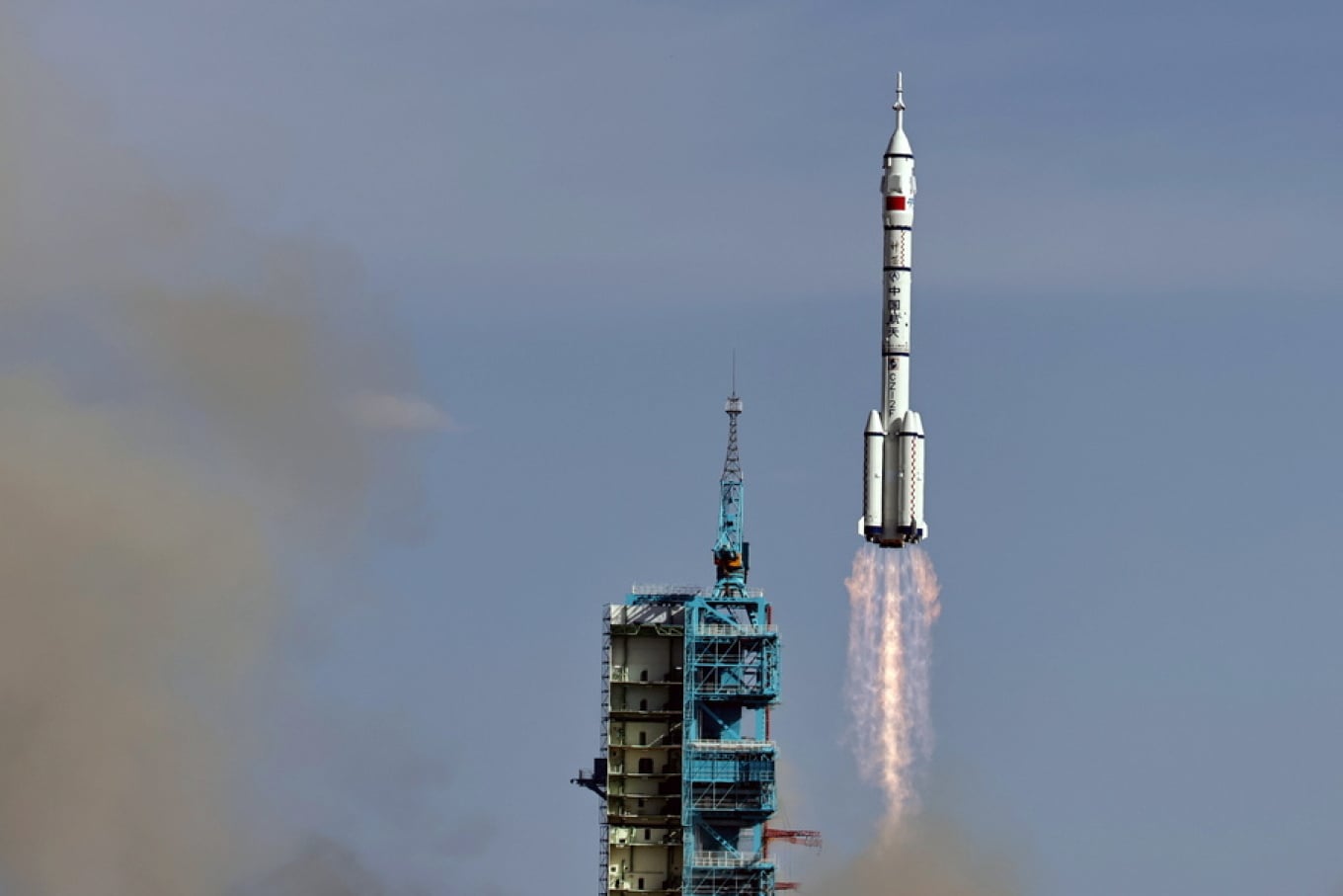 Anija kozmike kineze Shenzhou-20 do të kthehet në Tokë pa ekuipazh për të shqyrtuar dëmet e saj