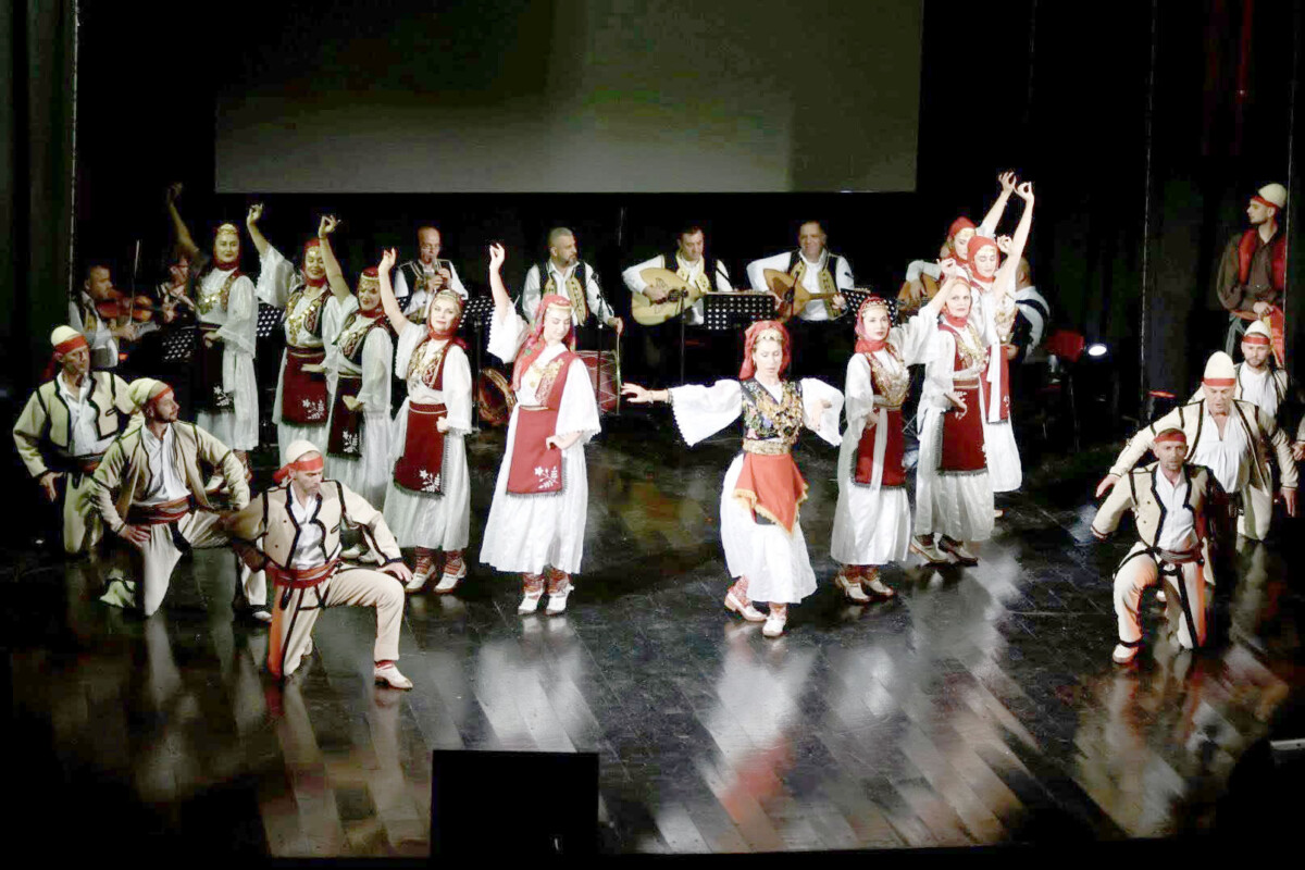 Ansambli Popullor rikthen në skenë vallet karakteristike, polifoninë dhe gjithë pasurinë shpirtërore, që ka…