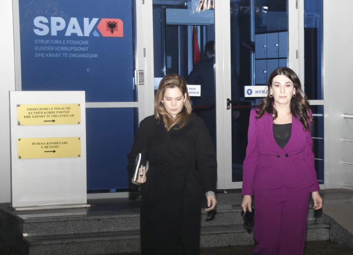 Asnjë fjalë para mediave/ Hetime për 12 tendera, Drejtoresha e AKSH-it Mirlinda Karçanaj del nga SPAK pas 3 orësh